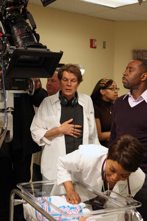 Bei den Dreharbeiten zu "Herzensangelegenheiten": Angela Bassett - Bildquelle: Warner Bros. Television