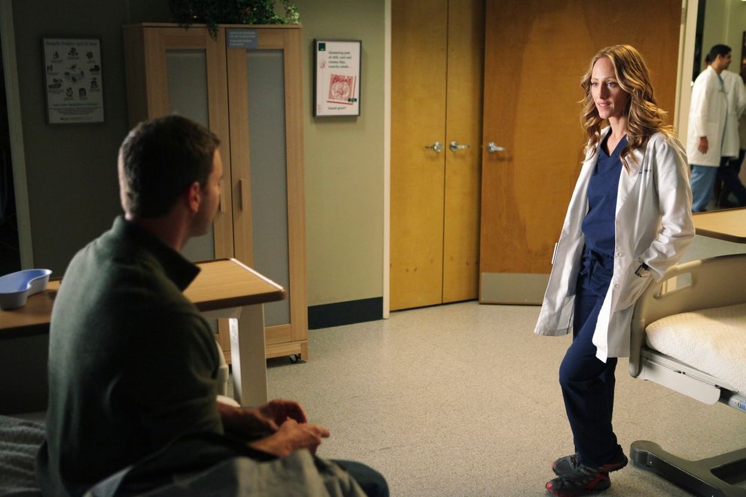 Teddy (Kim Raver, r.) lenkt all ihr Mitleid und ihre Bemühungen auf einen sterbenden Patienten (Scott Foley, l.), der eine angemessene Versicherung... - Bildquelle: ABC Studios