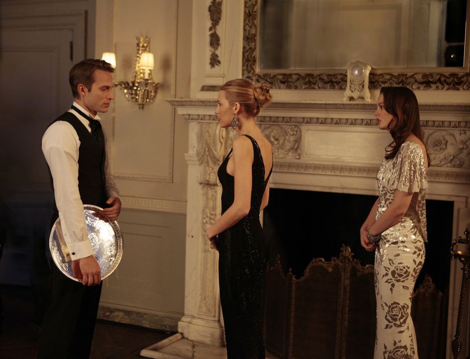 Um sich an Serena (Blake Lively, M.) zu rächen, führt Blair (Leighton Meester, r.) sie und Ben (David Call, l.) vor laufender Kamera vor ... - Bildquelle: Warner Bros. Television