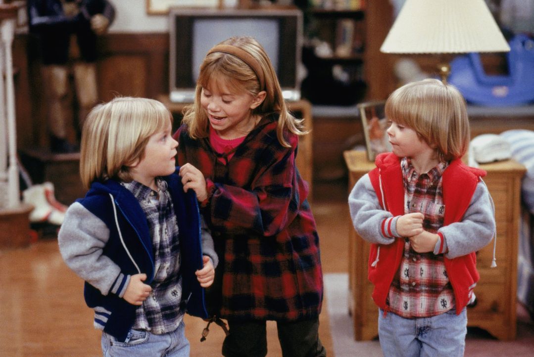 Michelle (Mary-Kate/Ashley Olsen, M.) ist schon ganz aufgeregt, denn endlich darf sie ihren Vettern Nick und Alexander (Blake/Dylan Tuomy-Wilhoit, l... - Bildquelle: Warner Brothers Inc.