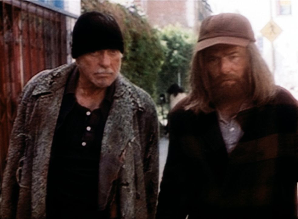 Mark (Dick Van Dyke, l.) versucht, als Obdachloser verkleidet, mit dem Penner Walter, dem Mörder auf die Spur zu kommen. - Bildquelle: Viacom