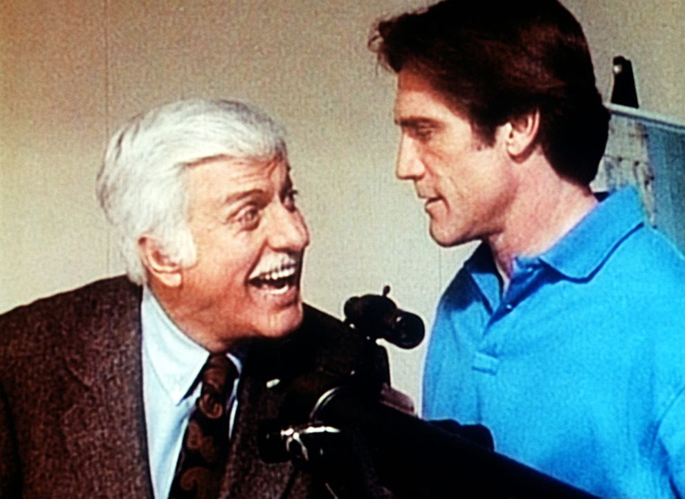 Dr. Sloan (Dick Van Dyke, l.) interessiert sich dafür, wie sein Sohn Steve (Barry Van Dyke, r.) einen Verdächtigen observiert. - Bildquelle: Viacom