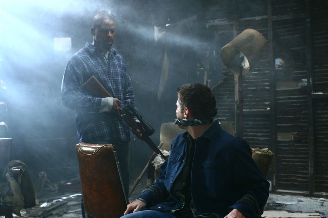 Gordon (Sterling K. Brown, l.) nimmt Dean (Jensen Ackles, r.) gefangen, um damit Sam in eine Falle zu locken ... - Bildquelle: Warner Bros. Television