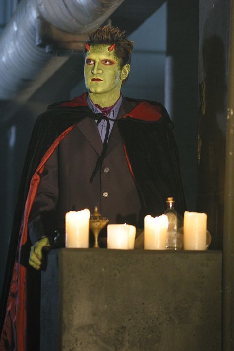 Lorne (Andy Hallett) teilt seinen Freunden mit, dass er ein Ritual entdeckt hat, um seine Fähigkeiten wiederherzustellen. - Bildquelle: The WB Television Network