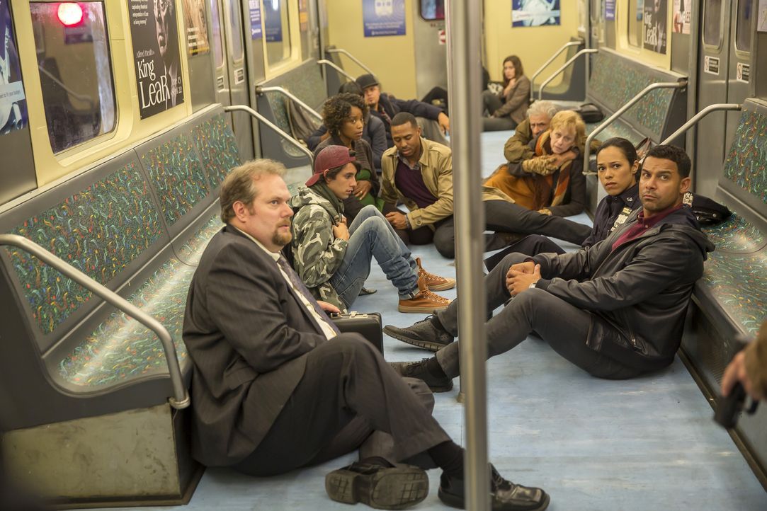 Ein bewaffneter Mann nimmt zahlreiche Fahrgäste einer U-Bahn als Geiseln, darunter befindet sich auch Detective Esposito (Jon Huertas, vorne r.) ... - Bildquelle: ABC Studios