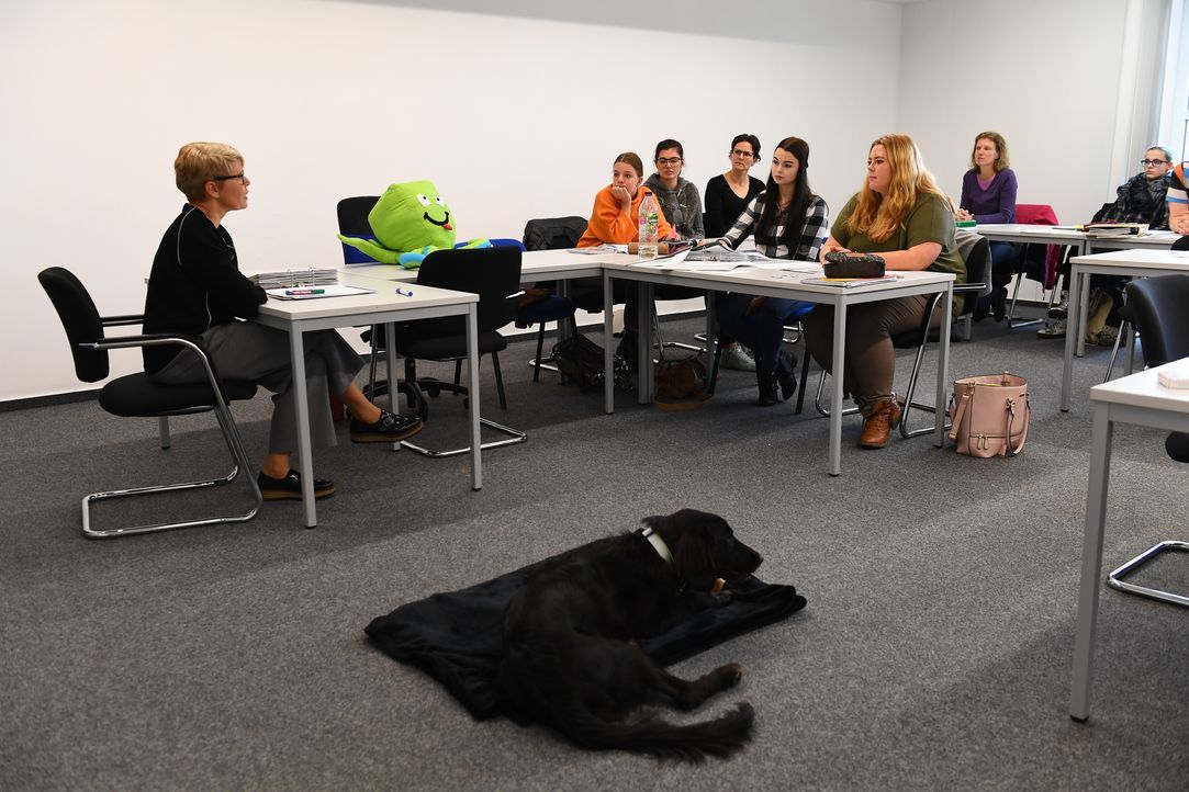 Da Silvia (l.) in ihrem Berufsalltag viel mit anderen Menschen zu tun hat, ist es wichtig, einen Hund zu finden, der ruhig auf fremde Menschen reagi... - Bildquelle: Willi Weber SAT.1 / Willi Weber