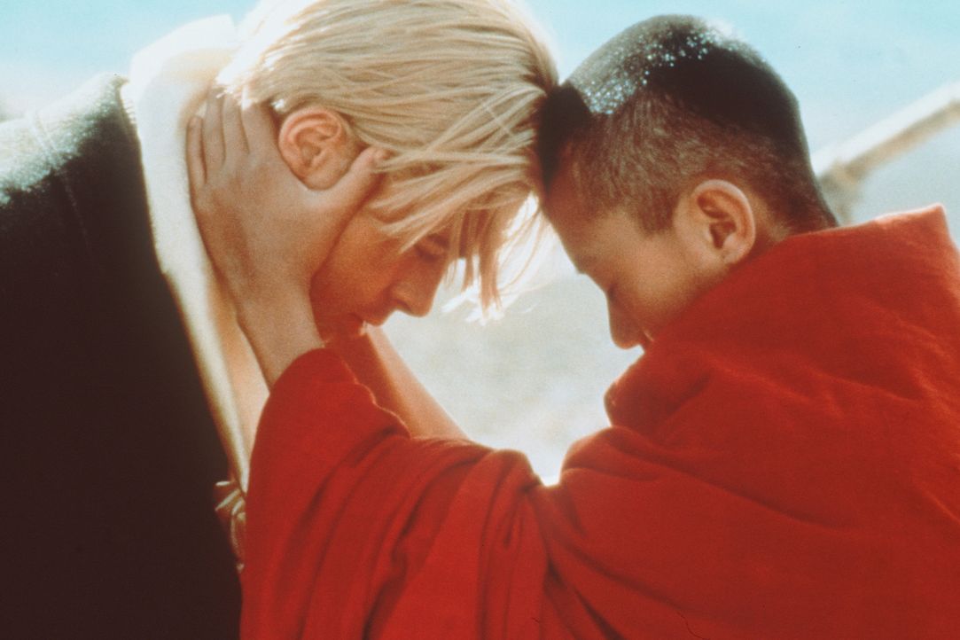 Die Begegnung mit dem erst 14jährigen Dalai Lama (Jamyang J. Wangchuk, r.) wird für Heinrich Harrer (Brad Pitt, l.) zu einer tiefen menschlichen u... - Bildquelle: TriStar Pictures