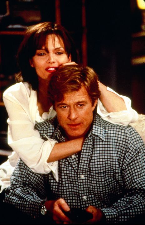 Der Nachrichtenprofi Warren Justice (Robert Redford, r.) und die junge Reporterin Tally Atwater (Michelle Pfeiffer, l.) verlieben sich ... - Bildquelle: Buena Vista Pictures