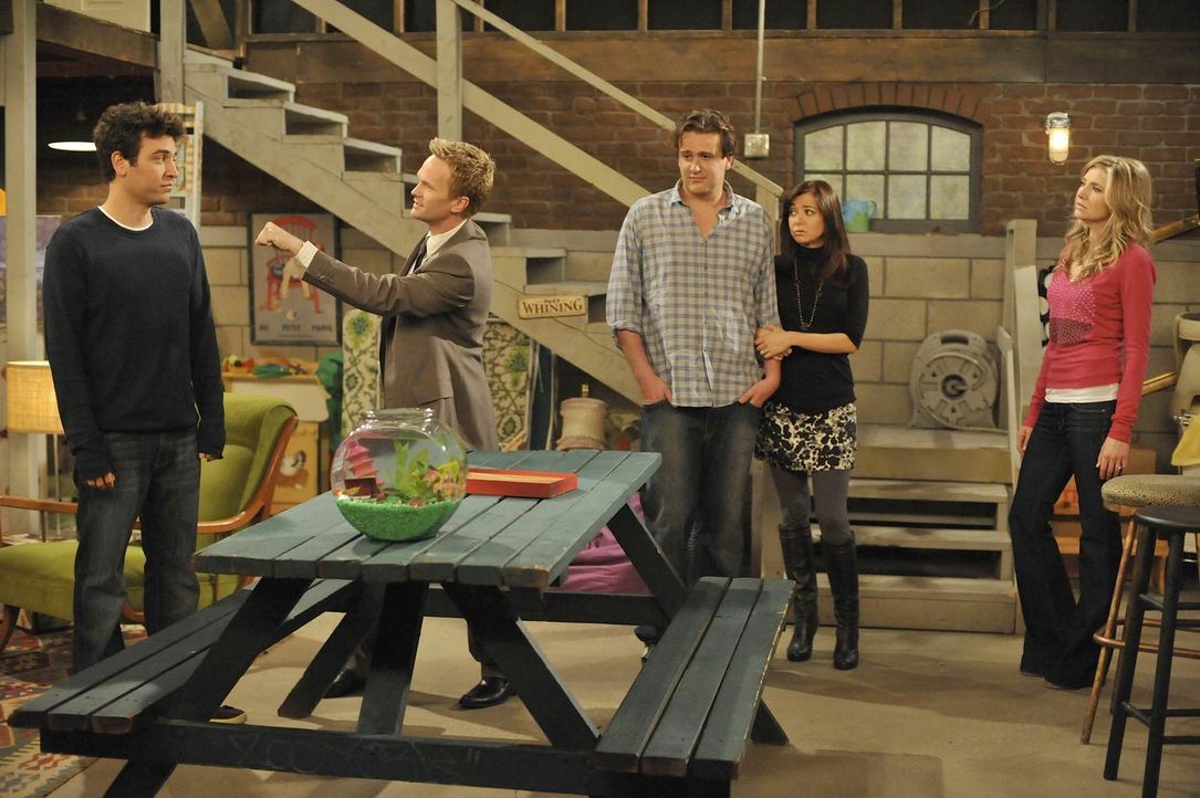 Ted (Josh Radnor, l.) überredet seine Freunde Barney (Neil Patrick Harris, 2.v.l.), Lily (Alyson Hannigan, 2.v.r.), Robin, Marshall (Jason Segel, M.... - Bildquelle: 20th Century Fox International Television