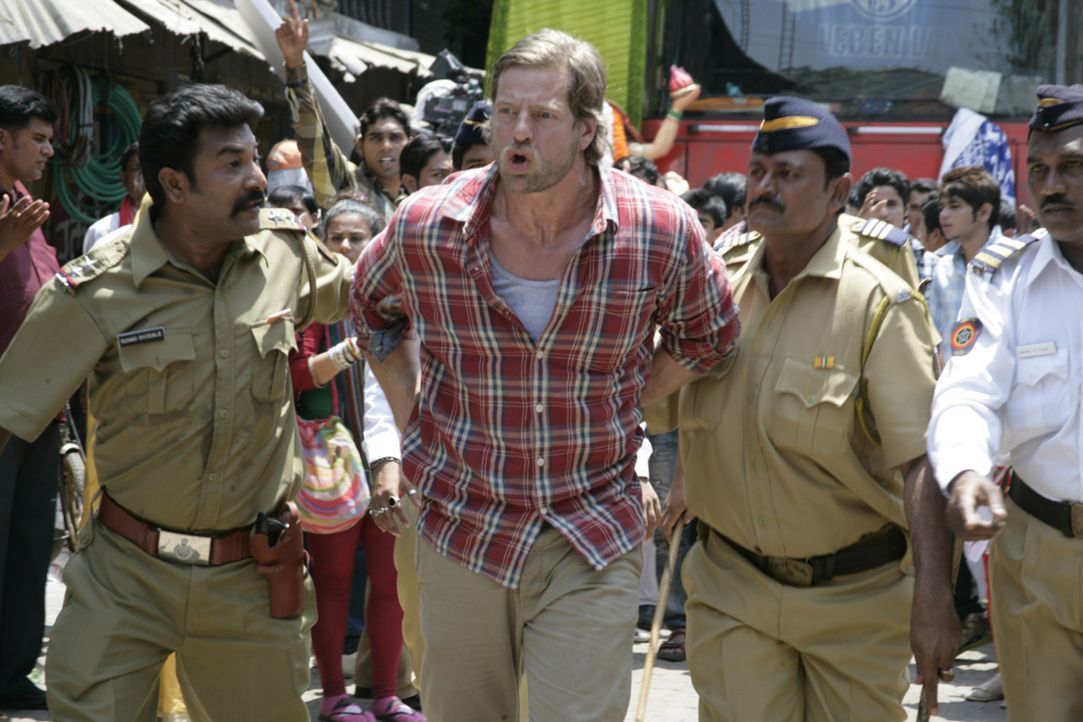 Die verwirrenden Straßenverhältnisse in Mumbai bringen Max (Henning Baum, M.) in Polizeigewahrsam. Ohne einflussreiche Freunde scheint ein Gefäng... - Bildquelle: Vinod Deshpande SAT.1