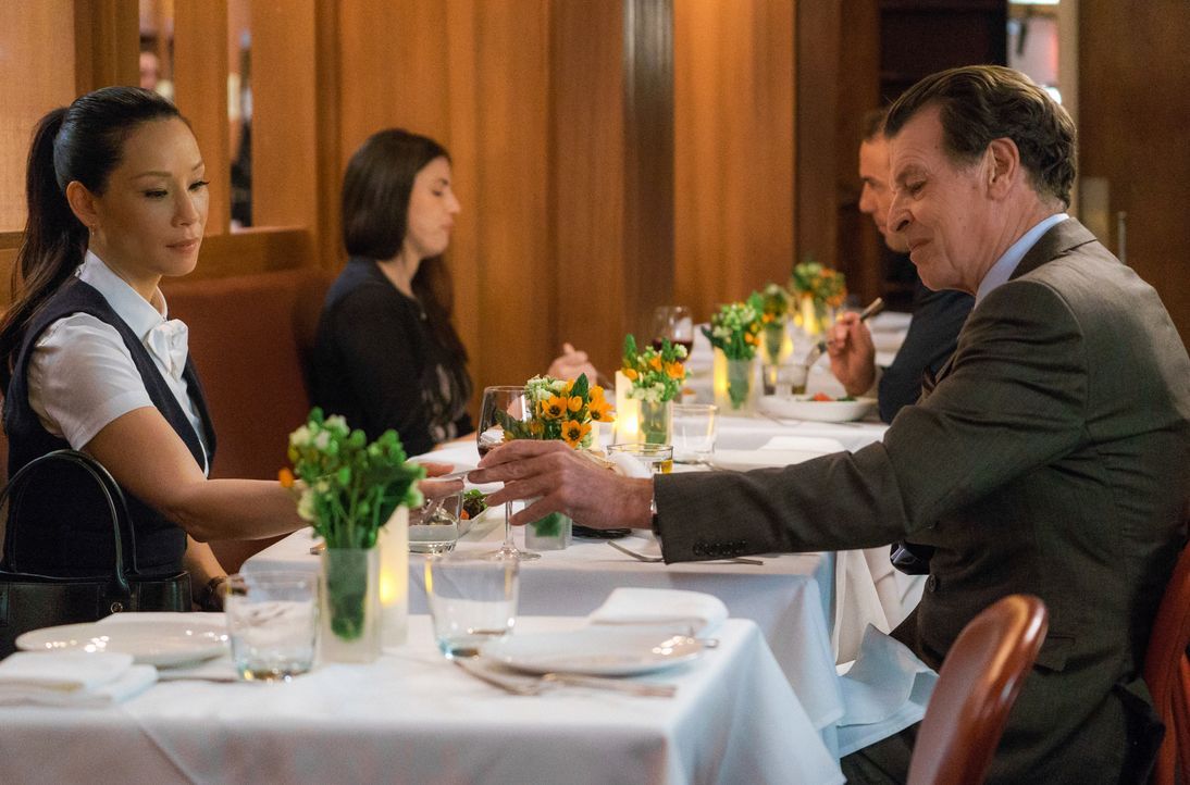 Joan (Lucy Liu) wundert sich, warum Morland (John Noble) sie alleine zum Abendessen treffen möchte ... - Bildquelle: Michael Parmelee 2015 CBS Broadcasting Inc. All Rights Reserved. / Michael Parmelee