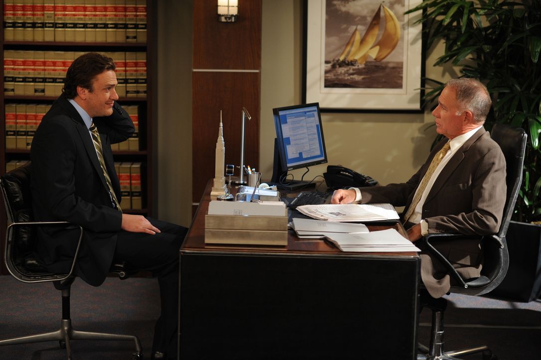 Marshall (Jason Segel, l.) versucht Robin davon zu überzeugen, dass es Wunder wirklich gibt und erzählt ihr eine Geschichte mit Bob Hewitt (John Get... - Bildquelle: 20th Century Fox International Television