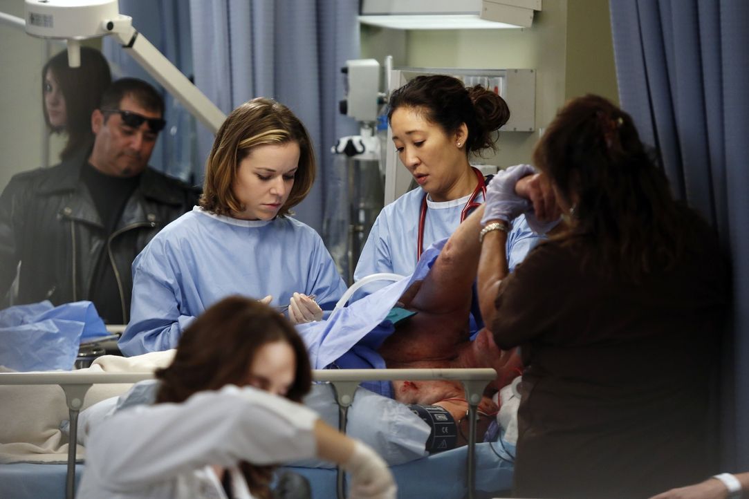 Versuchen alles, um Leben zu retten: Heather (Tina Majorino, Mitte l.) und Cristina (Sandra Oh, Mitte r.) ... - Bildquelle: ABC Studios