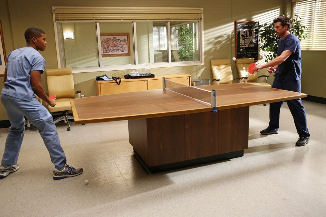 Um seine Hand wieder auf Vordermann zu bringen, wird Derek (Patrick Dempsey, r.) von Callie zum Tischtennisspielen verdonnert und Shane (Gaius Charl... - Bildquelle: ABC Studios