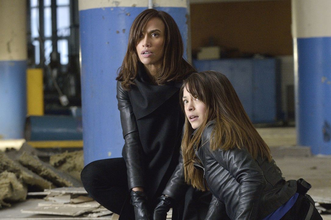 Cat (Kristin Kreuk, l.) und Tess (Nina Lisandrello, r.) versuchen herauszufinden, was Sam mit dem Serum von Muirfiled vorhat ... - Bildquelle: 2013 The CW Network, LLC. All rights reserved.