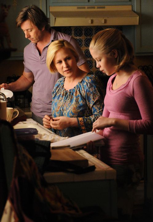 Allison (Patricia Arquette, M.) und Joe (Jake Weber, l.) machen sich große Sorgen um ihre Tochter Ariel (Sofia Vassilieva, r.), die ein schreckliche... - Bildquelle: Paramount Network Television