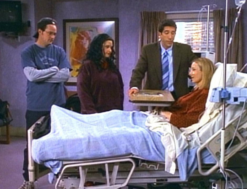 Phoebe (Lisa Kudrow, r.) liegt nach einer Herzattacke im Krankenhaus. Chandler (Matthew Perry, l.), Monica (Courteney Cox, 2.v.l.) und Ross (David S... - Bildquelle: TM+  2000 WARNER BROS.