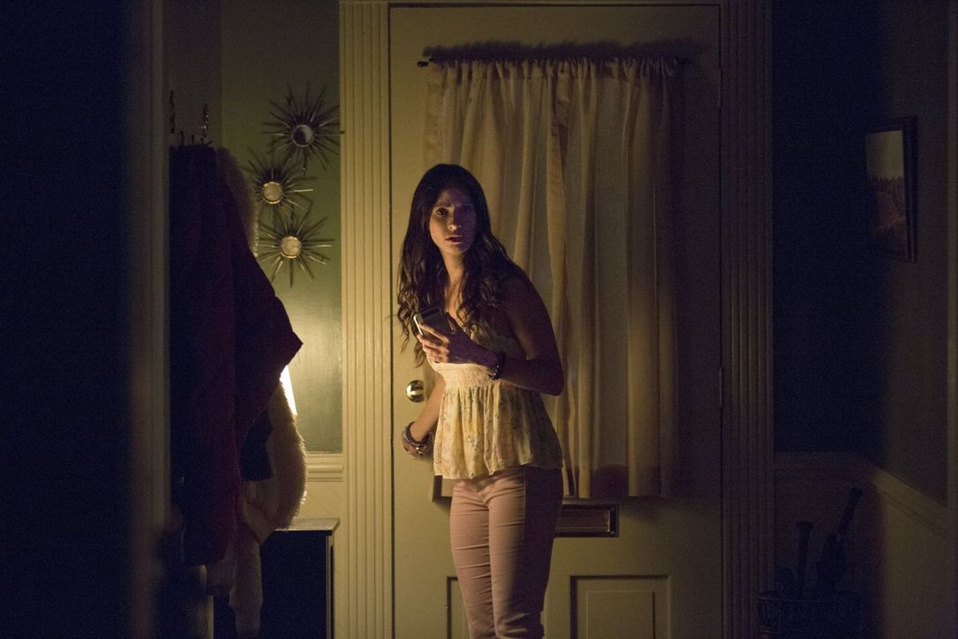Als Nanny für die Kinder von Alaric und Caroline hängt Selinas (Kristen Gutoskie) Leben ständig am seidenen Faden ... - Bildquelle: Warner Bros. Entertainment, Inc.