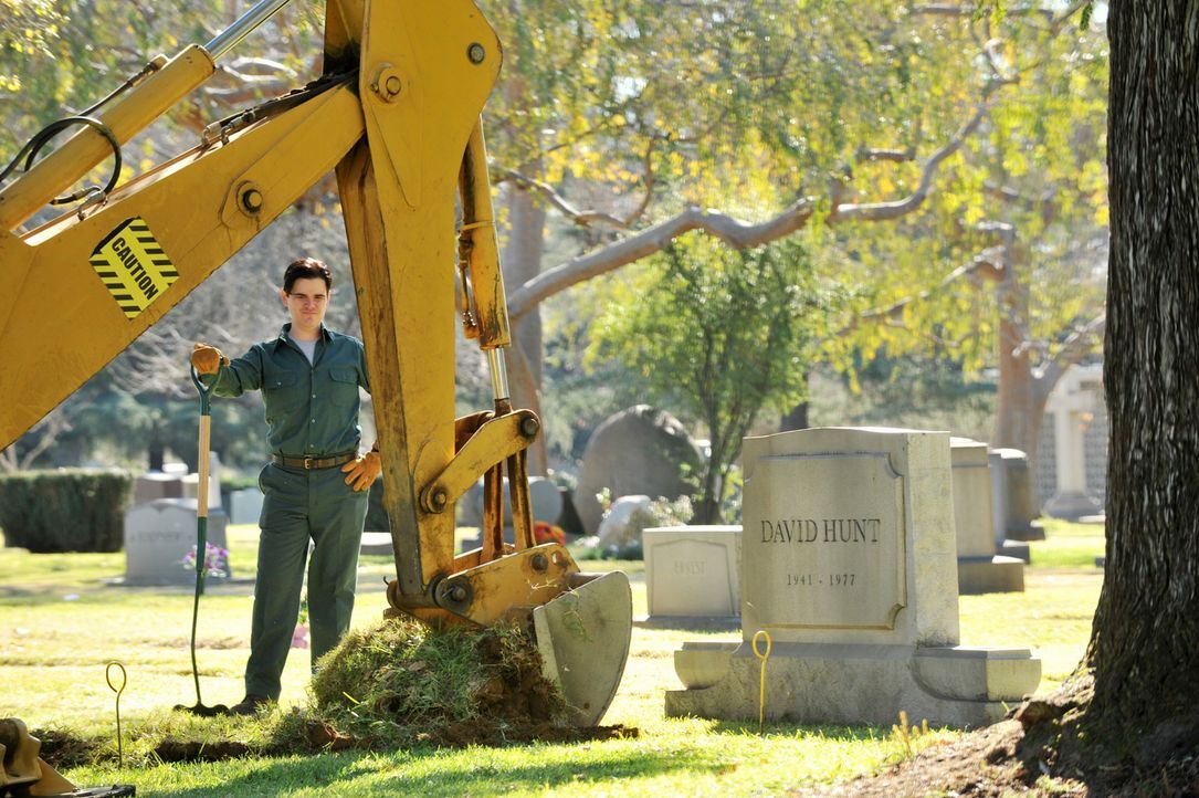 Ein Totengräber (Michael Ausiello) kümmert sich um die Exhumierung der Leiche von Dr. Megan Hunts Vater ...