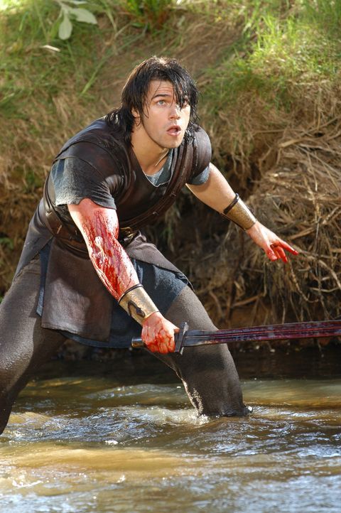 Im Kampf mit Hydra: Hercules (Paul Telfer) ... - Bildquelle: Ken George Hallmark Entertainment