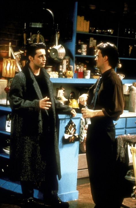 Chandler (Matthew Perry, r.) und Joey (Matt LeBlanc, l.) trauen ihren Augen nicht, als sie Phoebe als Bedienung im Café entdecken ... - Bildquelle: TM+  2000 WARNER BROS.