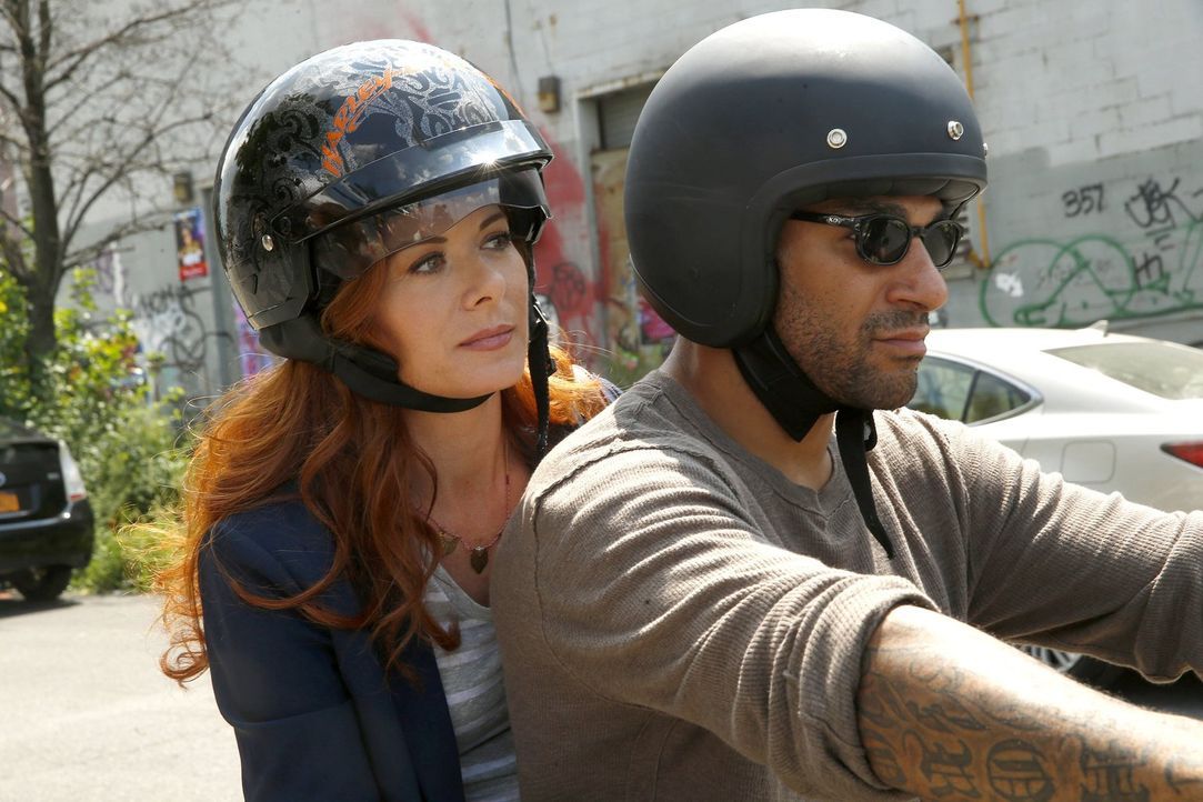 Bei den Ermittlungen in einem neuen Fall bekommt Laura (Debra Messing, l.) Unterstützung von Biker Dude (Jay Hieron, r.) ... - Bildquelle: Warner Bros. Entertainment, Inc.