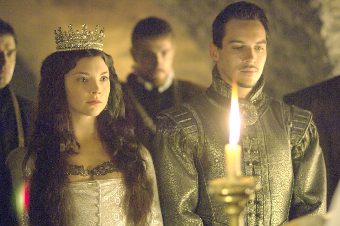Heimlich nimmt König Henry VIII. (Jonathan Rhys Meyers, r.) seine Anne (Natalie Dormer, l.) zur Frau ... - Bildquelle: 2008 TM Productions Limited and PA Tudors II Inc. All Rights Reserved.