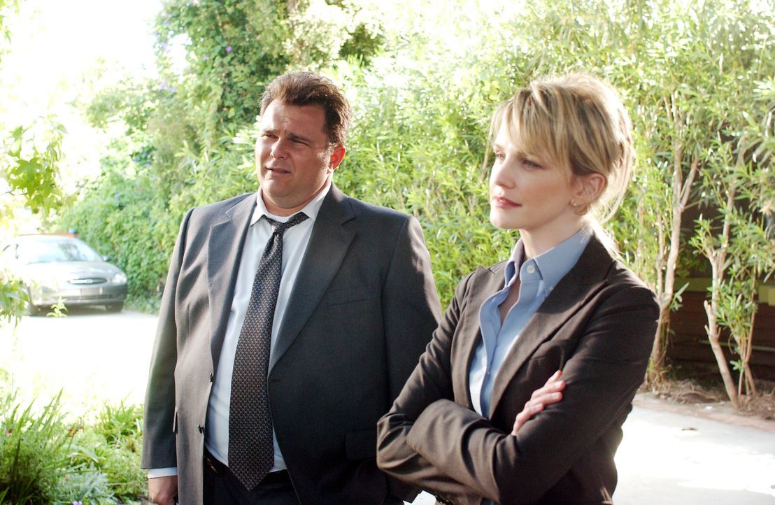 Lilly (Kathryn Morris, r.) und Nick (Jeremy Ratchford, l.) versuchen eine mysteriöse Flucht aus einem Gefängnis aufzuklären ... - Bildquelle: Warner Bros. Television