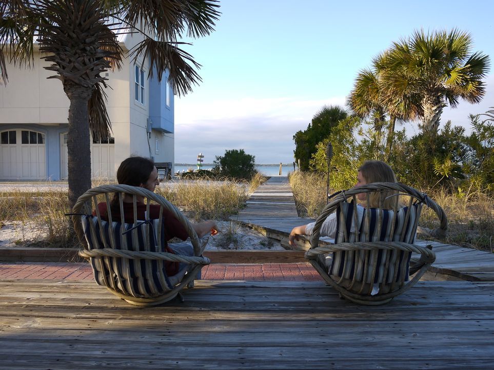 Matt (l.) und Salina (r.) suchen nach einem großen Haus in Pensacola Beach, doch ihr Budget beläuft sich nur auf $250.000 ... - Bildquelle: 2014, HGTV/Scripps Networks, LLC. All Rights Reserved.