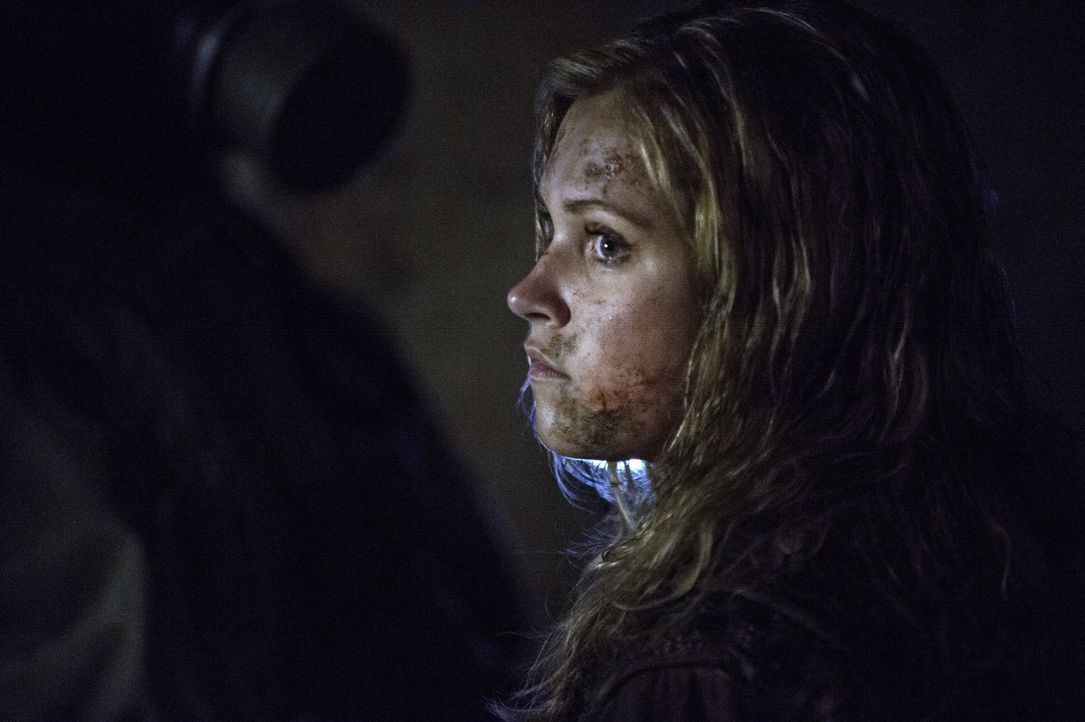 Wagt einen Fluchtversuch mit ungeahnten Folgen: Clarke (Eliza Taylor) ... - Bildquelle: 2014 Warner Brothers
