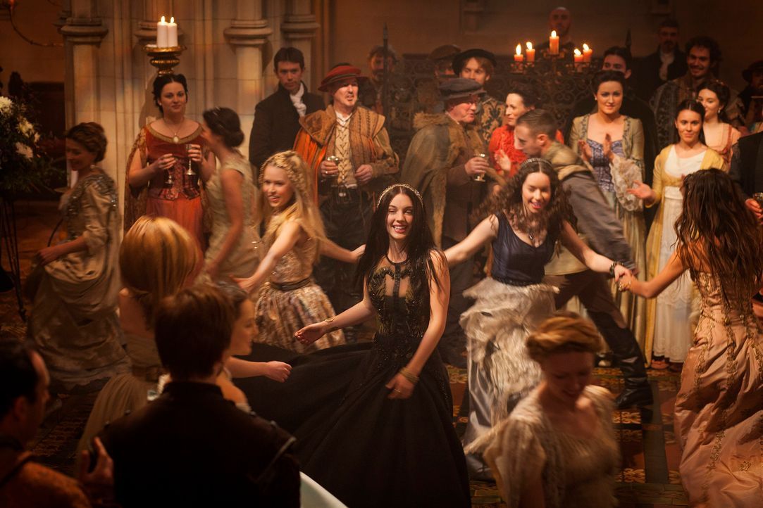 Endlich angekommen: Zum ersten Mal genießt Mary (Adelaide Kane, M.) eine Feier am französischen Hof und tanzt ausgelassen mit ihren Hofdamen Lola (A... - Bildquelle: 2013 The CW Network, LLC. All rights reserved.