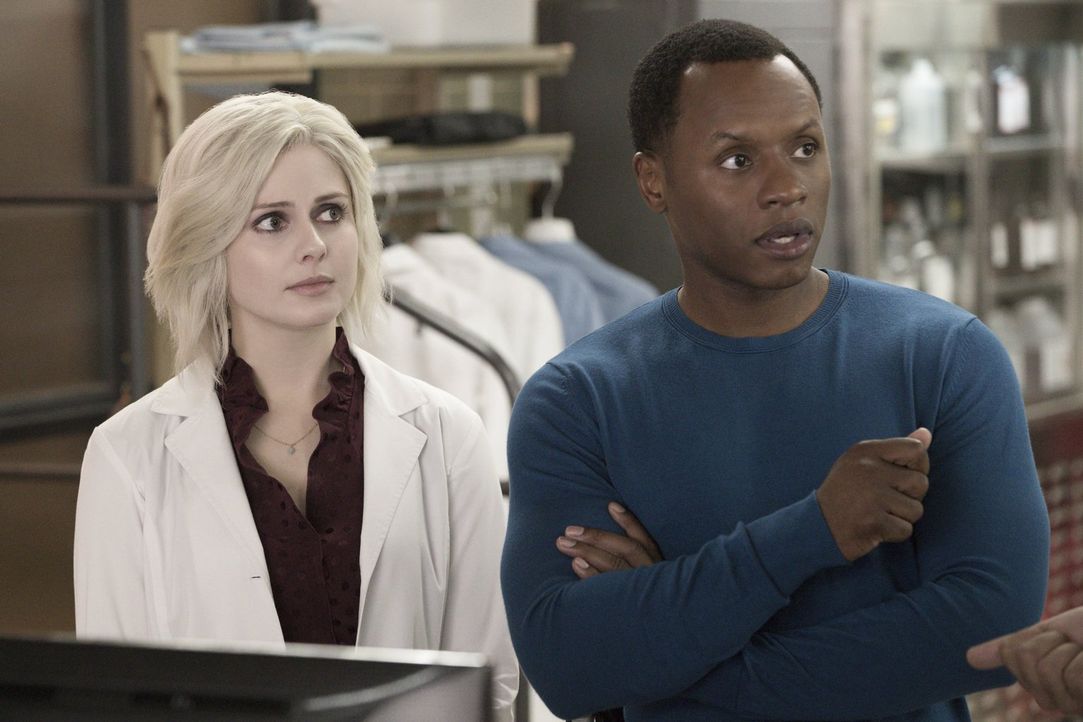 Die von dem Tratsch liebenden Gehirn gesteuerte Liv (Rose McIver, l.), stellt Clives (Malcolm Goodwin, r.) Geduld gehörig auf die Probe ... - Bildquelle: 2017 Warner Brothers