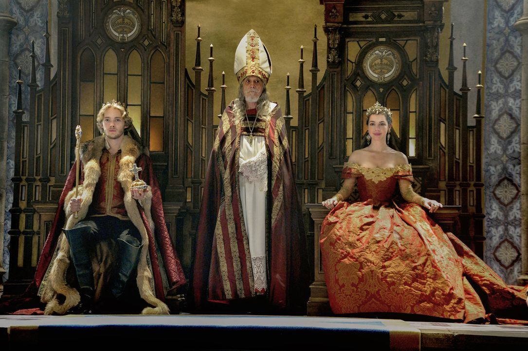 Nach dem Tod Henrys werden Francis (Toby Regbo, l) und Mary (Adelaide Kane, r.) offiziell zu König und Königin von Frankreich gekrönt ... - Bildquelle: Ben Mark Holzberg 2014 The CW Network, LLC. All rights reserved.