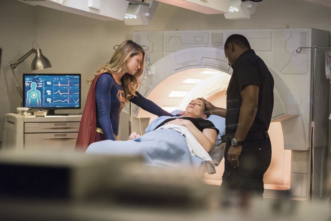 Als Alex (Chyler Leigh, M.) durch einen Angriff von Pestilence ernsthaft verletzt wird, müssen Kara alias Supergirl (Melissa Benoist, l.) und J'onn... - Bildquelle: 2017 Warner Bros.
