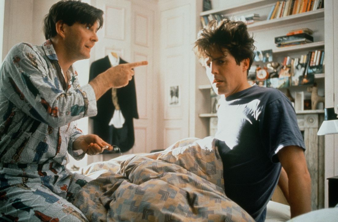 Damit Charles (Hugh Grant, r.) seinen Hochzeitstag nicht verschläft, lässt Tom (James Fleet, l.) ihn von 40 Weckern wecken ... - Bildquelle: Gramercy Pictures