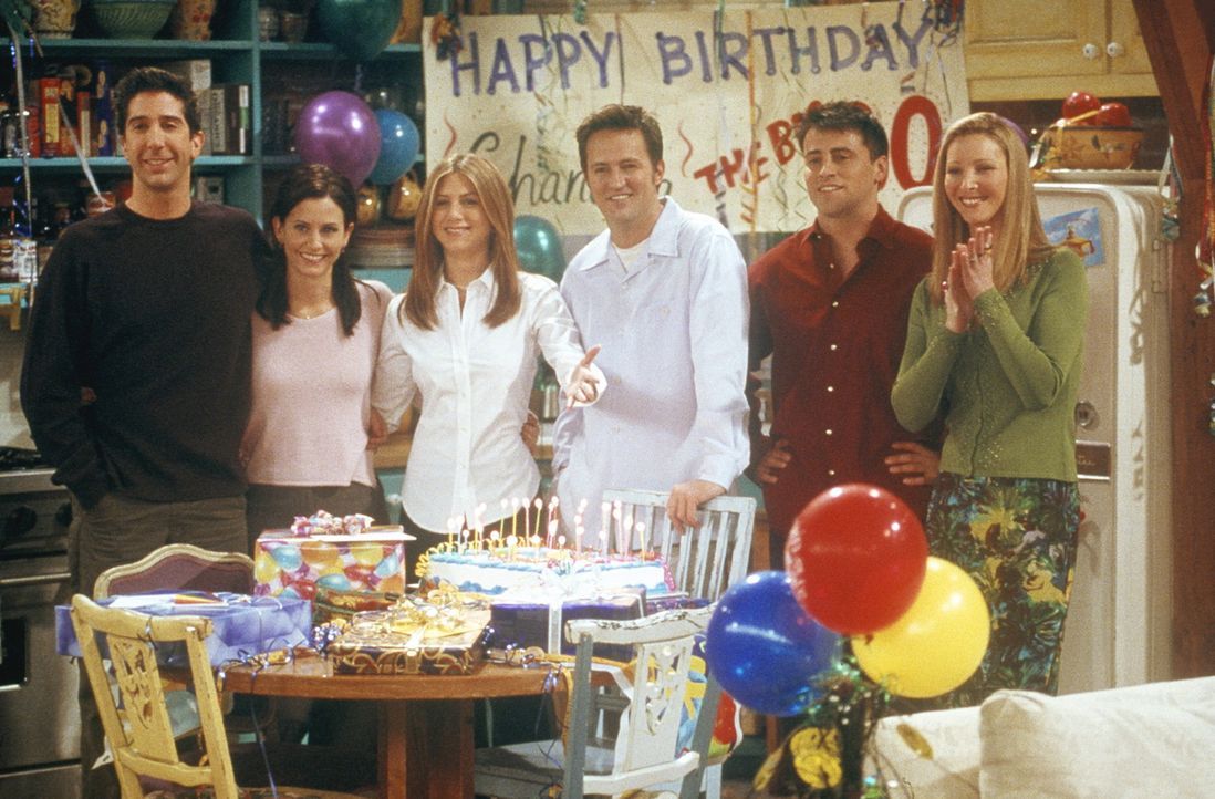 Chandler (Matthew Perry, 3.v.r.) hat seinen dreißigsten Geburtstag mit seinen Liebsten verbracht: (v.l.n.r.) Ross (David Schwimmer), Monica (Courte... - Bildquelle: TM+  2000 WARNER BROS.