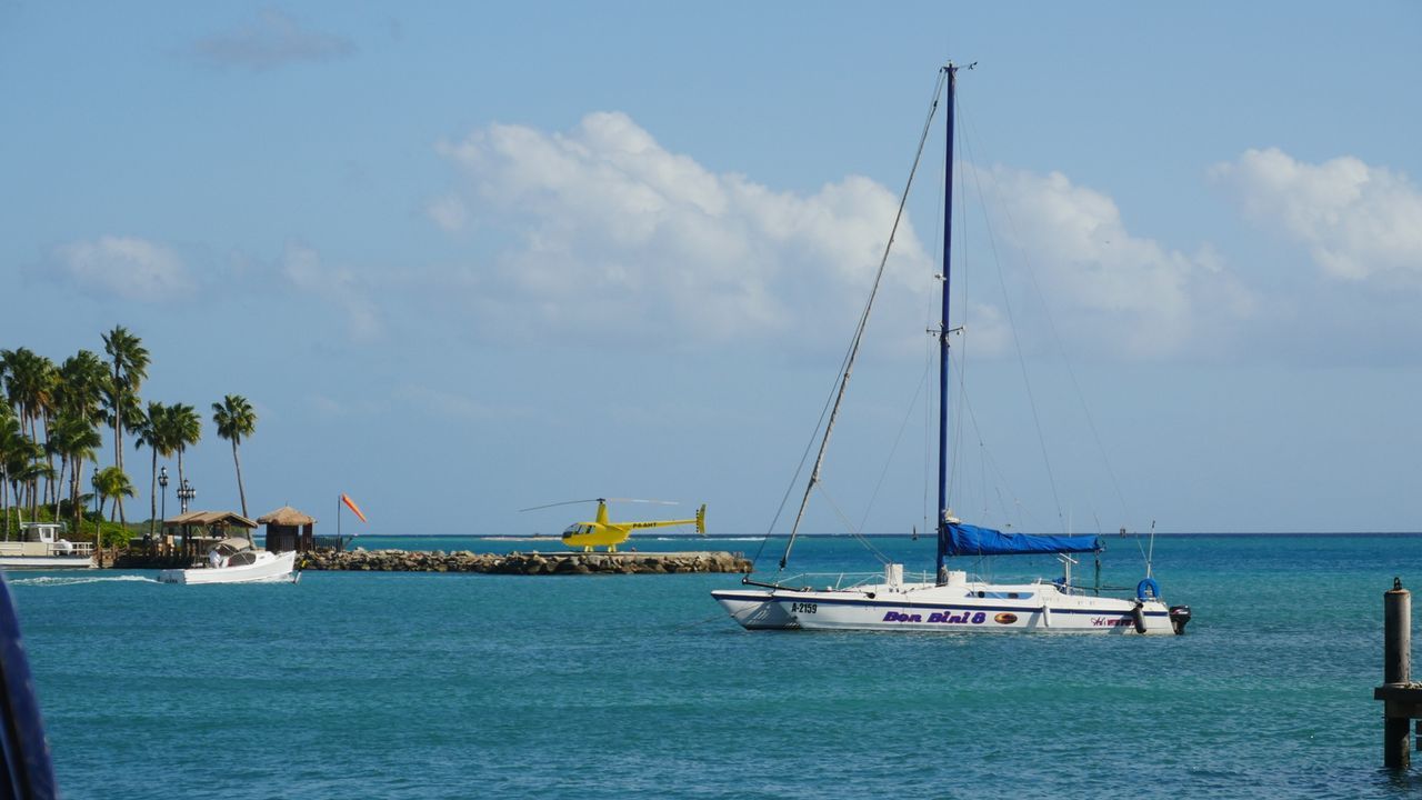 Oranjestad, die Hauptstadt der niederländischen Insel Aruba in der Karibik. Der Hafen der Insel bietet eine wunderschöne Sicht auf den türkisen, une... - Bildquelle: 2016, The Travel Channel, L.L.C. All Rights Reserved.