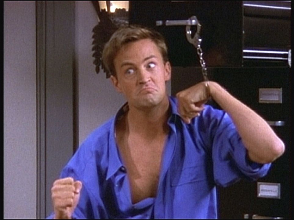 Chandler (Matthew Perry) ist mit Handschellen an einen Aktenschrank gefesselt ... - Bildquelle: TM+  2000 WARNER BROS.