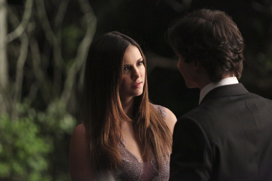 Als Damon (Ian Somerhalder, r.) erfährt, dass es eine Möglichkeit gibt, Elena (Nina Dobrev, l.) zu retten, steht er vor einer der schwersten Entsche... - Bildquelle: Warner Bros. Entertainment, Inc