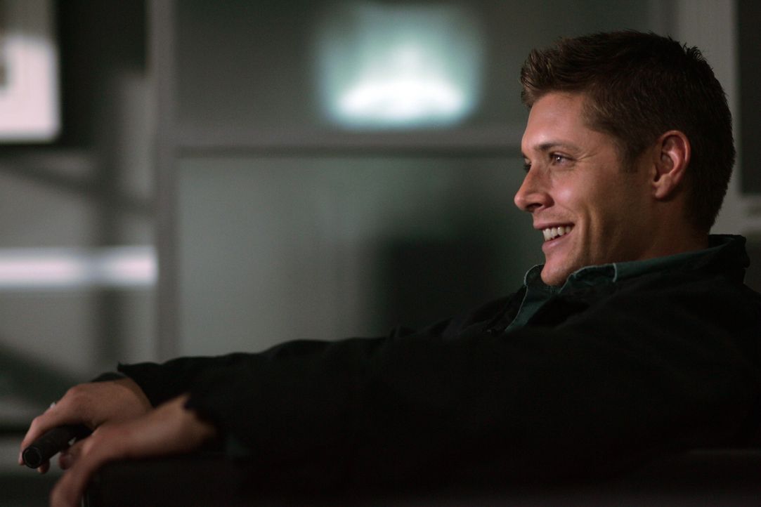 Dean (Jensen Ackles) hat eigentlich nichts zu lachen, denn er wird des Mordes verdächtigt ... - Bildquelle: Warner Bros. Television