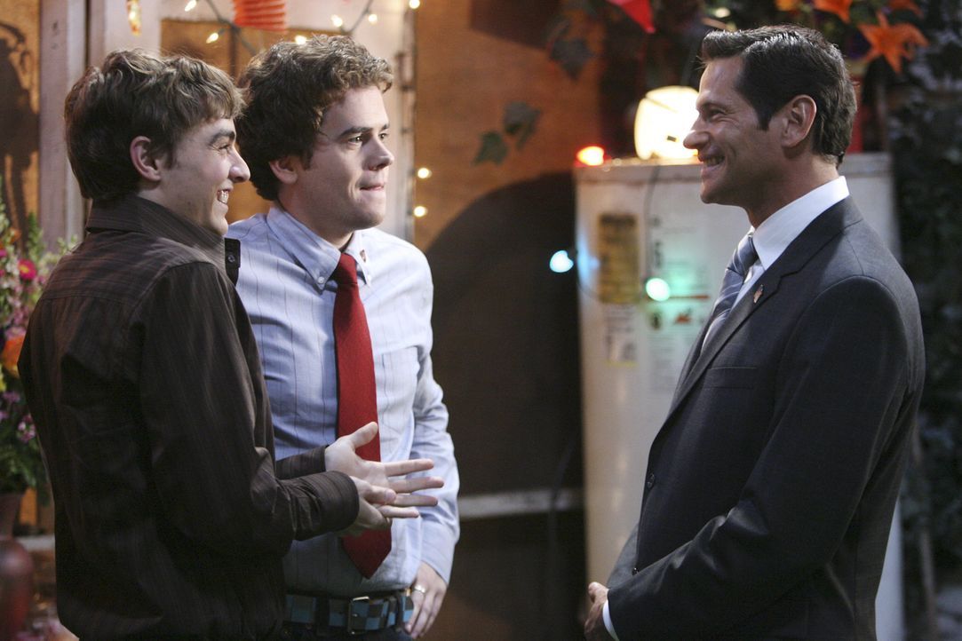 Gonzo (Dave Franco, l.) und Ben (Daniel Weaver, M.) sind völlig nervös, als sie Senator Ken Logan (Thomas Calabro, r.) kennenlernen ... - Bildquelle: ABC Family