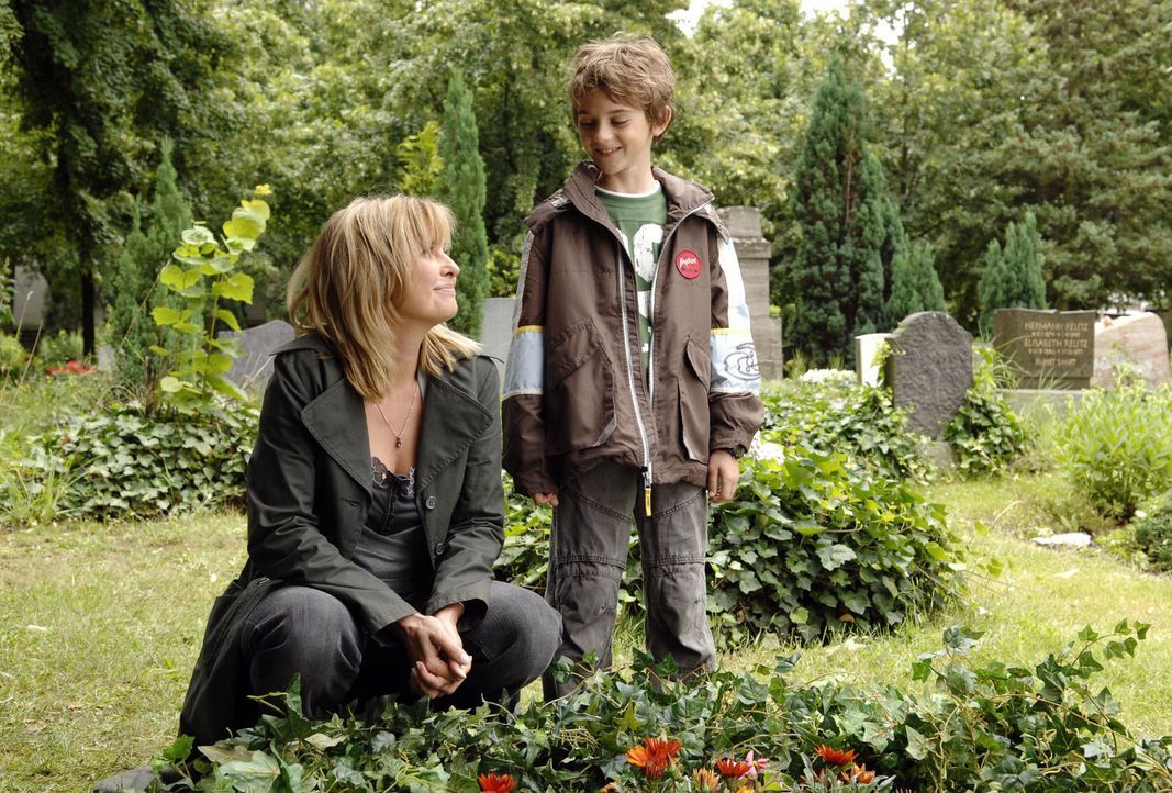 Der neunjährige Oliver (Joel Eisenblätter, r.) besucht mit seiner Mutter Nika (Katharina Böhm, l.) das Grab seines verstorbenen Vaters. - Bildquelle: Sat.1