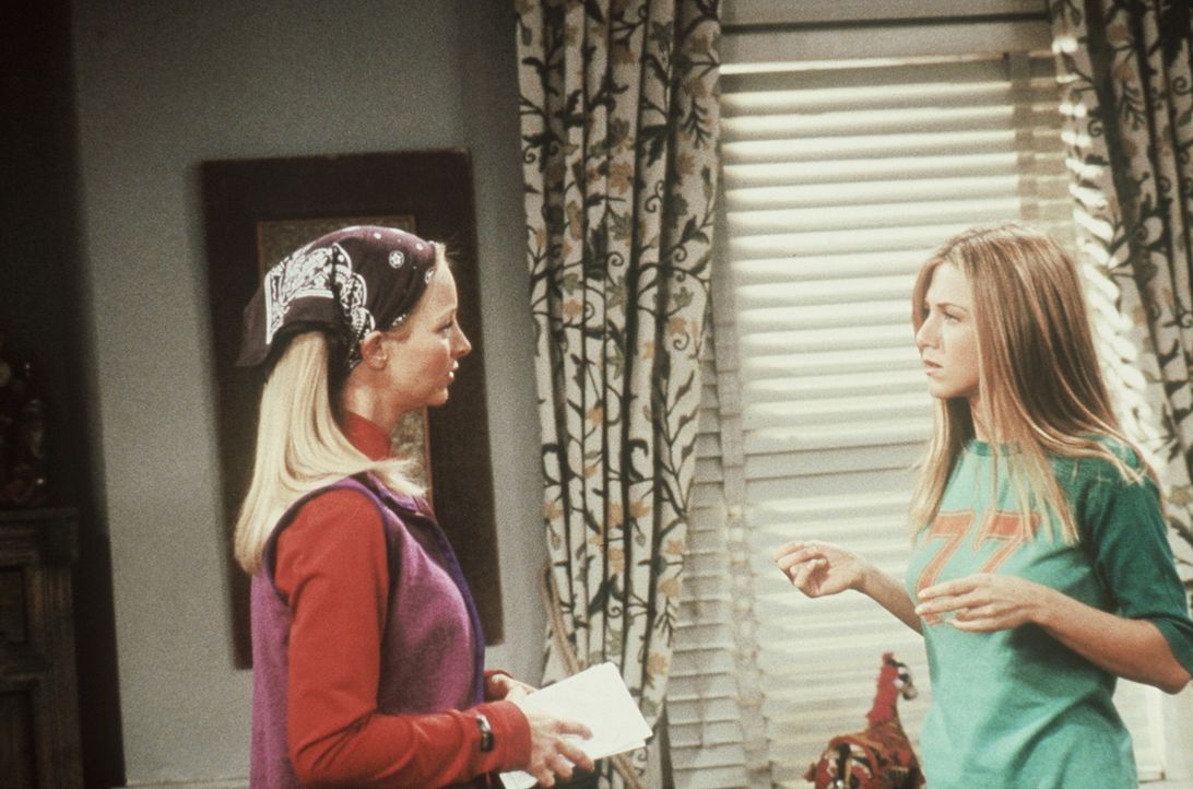 Phoebe (Lisa Kudrow, l.) findet, dass Rachel (Jennifer Aniston, r.) sich zu sehr um die Meinung anderer Leute kümmert. - Bildquelle: TM+  2000 WARNER BROS.