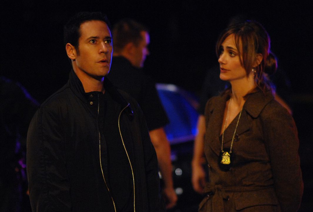 Don Eppes (Rob Morrow, l.) und Megan Reeves (Diane Farr, r.) versuchen, einen neuen Fall zu lösen ... - Bildquelle: Paramount Network Television