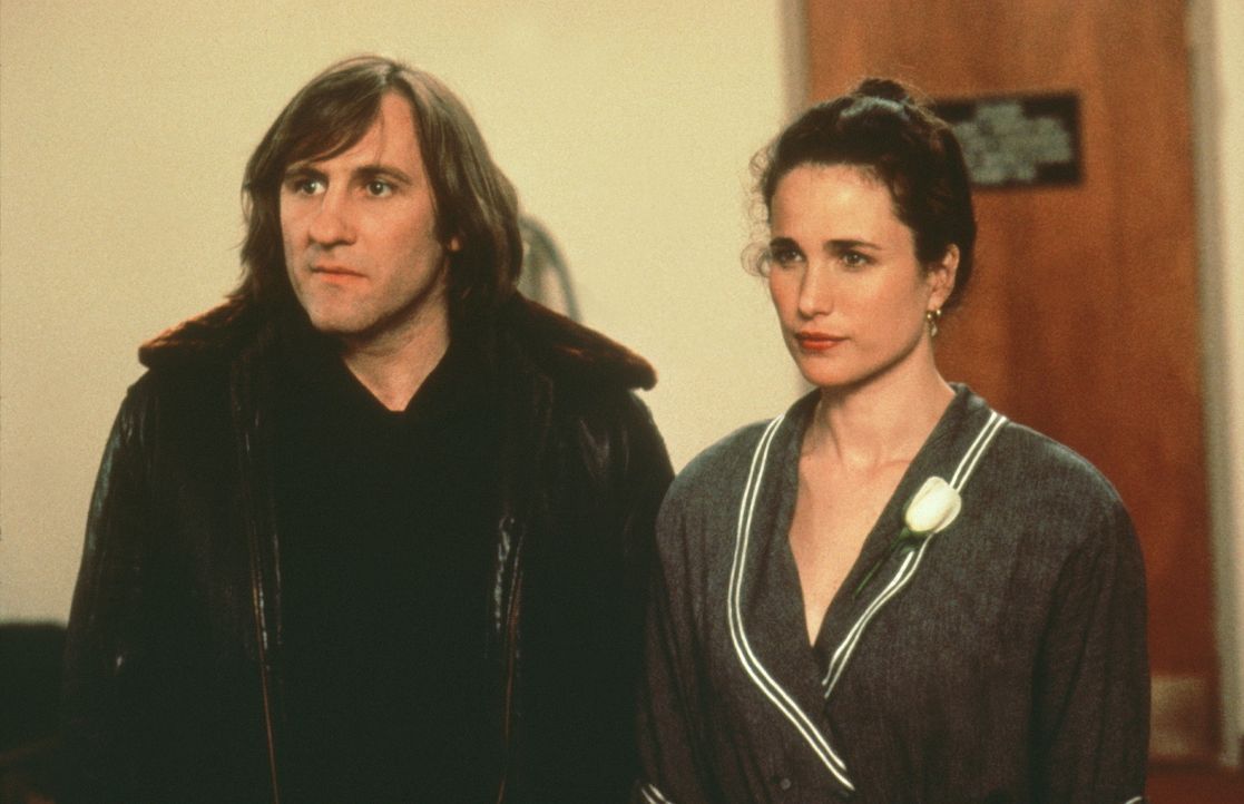 Um eine unbefristete Aufenthaltsgenehmigung zu erhalten, geht George (Gérard Depardieu, l.) eine arrangierte Heirat mit der aus wohlhabenden Verhält... - Bildquelle: Warner Bros.