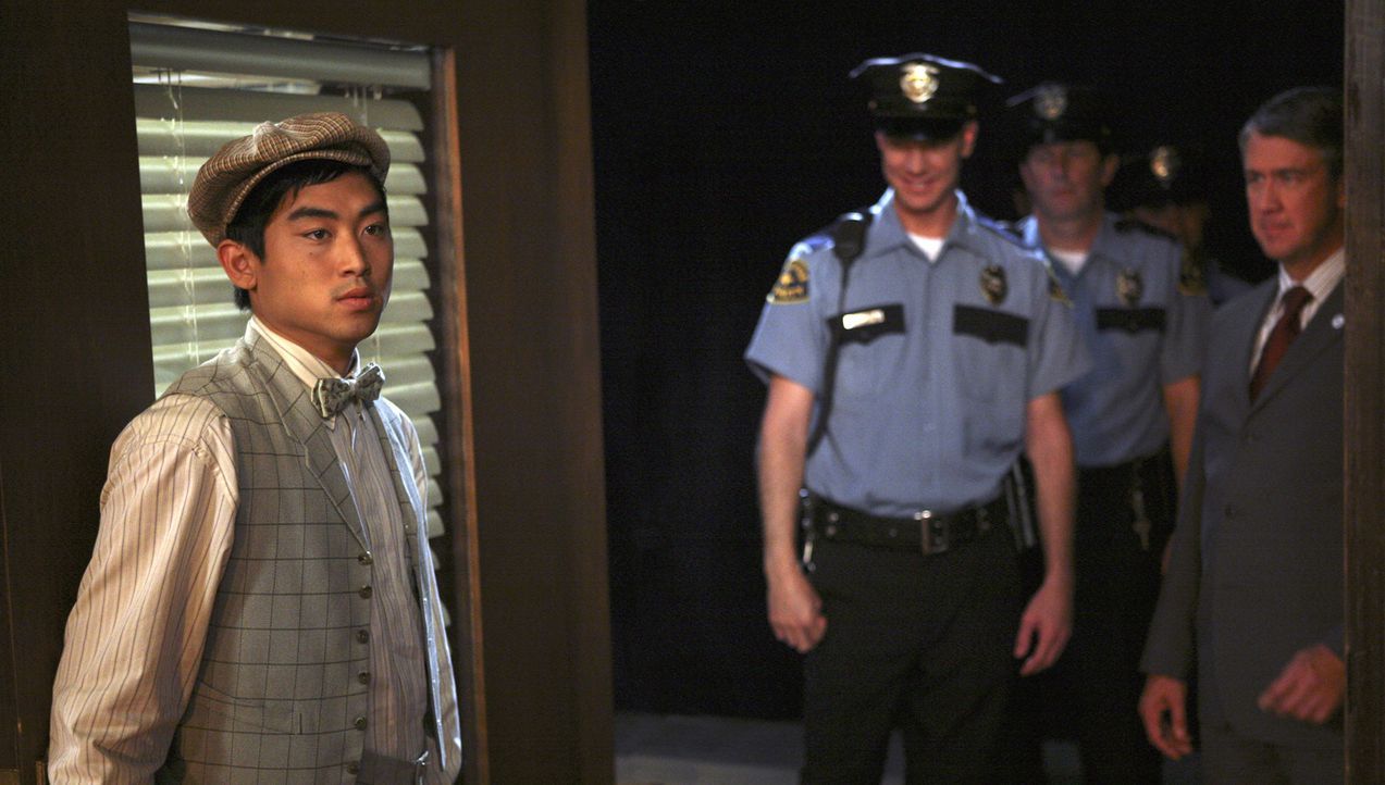 Dekan Bowman (Alan Ruck, r.) taucht mit der Polizei auf, da herausgekommen ist, dass es Alkohol auf der Party geben soll. Wade (Derek Mio, l.) ist g... - Bildquelle: ABC Family
