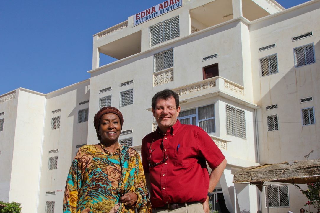 Nicholas Kristof (r.) trifft in Somalia auf Edna Adan (l.), Gesundheitsspezialistin und Pionierin im Kampf gegen Genitalverstümmelung. - Bildquelle: Fremantle