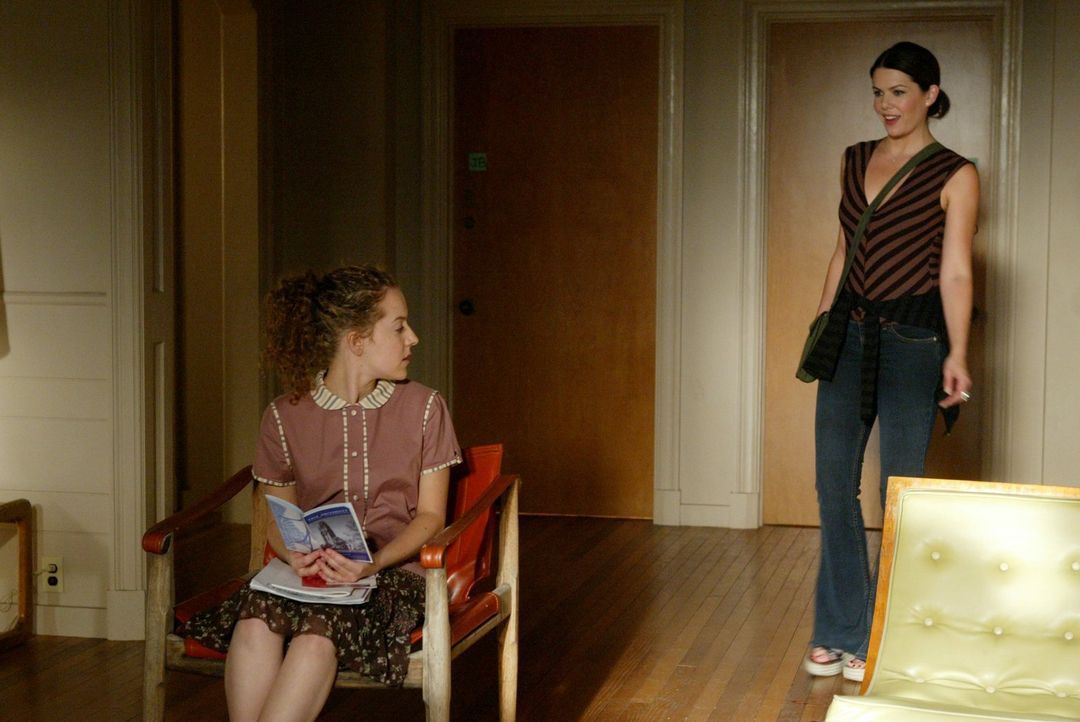 Lorelai (Lauren Graham, r.) und Rory sind mehr als erstaunt, als sie auch Rorys neue Mitbewohnerin Tana (Olivia Hack, l.) treffen. Doch dann taucht... - Bildquelle: 2003 Warner Bros.