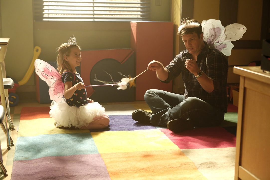 Auch wenn Castle (Nathan Fillion, r.) und die kleine Emily (Rachel Eggleston, l.) ein Herz und eine Seele sind: Der Ermittler kommt einfach nicht an... - Bildquelle: Nicole Wilder-Shattuck ABC Studios / Nicole Wilder-Shattuck