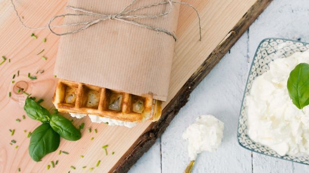 Rezept: Kräuterwaffeln mit Schafskäse